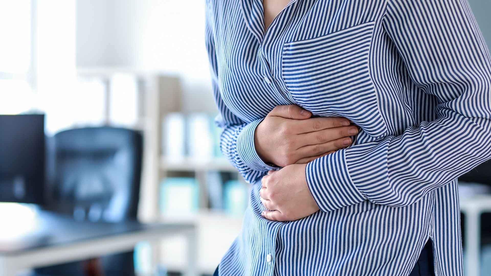 Especialistas advierten que la distensión abdominal frecuente puede reflejar alteraciones en la motilidad intestinal.