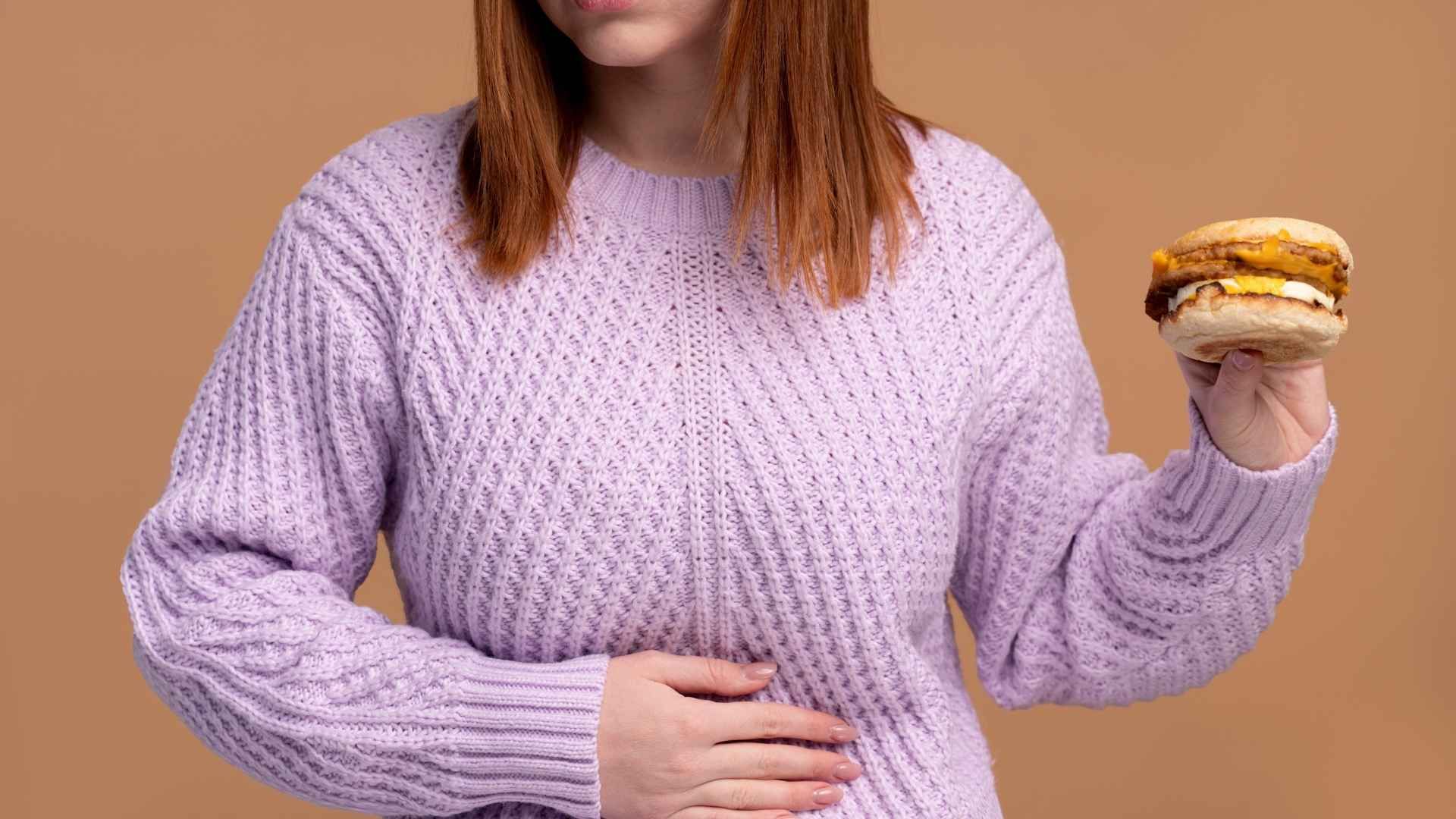 La relación entre emociones y sistema digestivo es clave para entender síntomas como hinchazón o dolor abdominal.