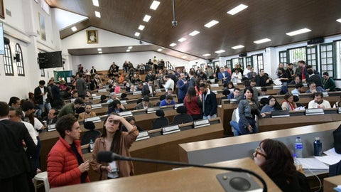 Esta iniciativa se fundamenta en el Artículo 12, numeral 19 del Decreto Ley 1421 de 1993.