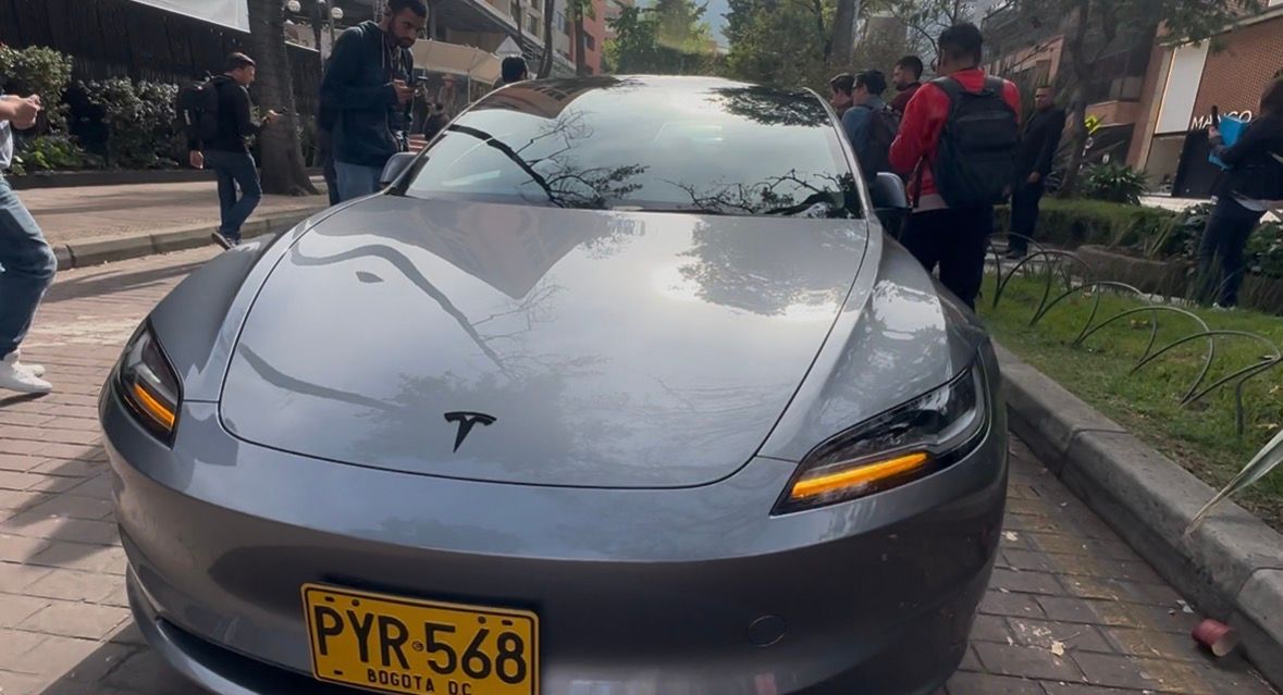 Carro Tesla en Colombia