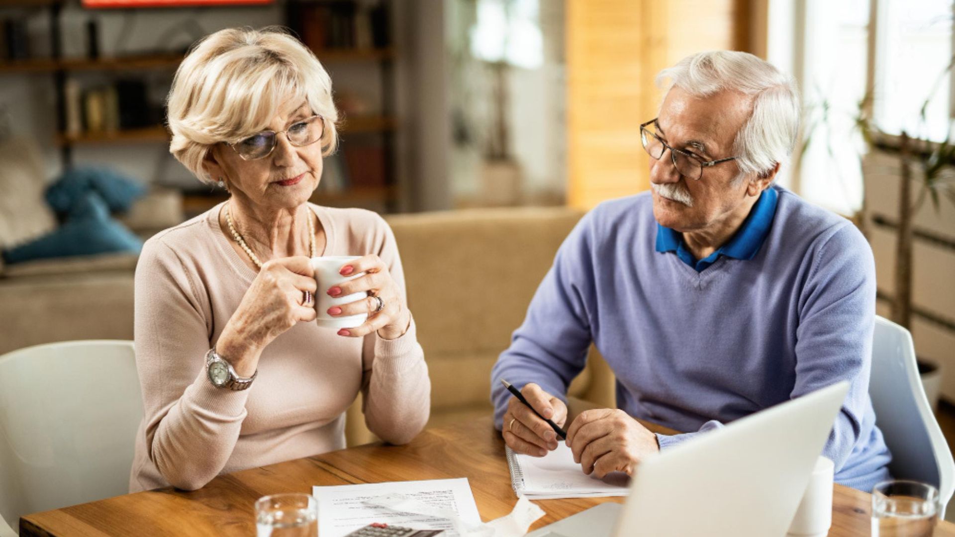 Para quienes reciben un salario mínimo, que actualmente es de $1.423.000, el incremento es igual al porcentaje que se defina para el alza del salario mínimo.