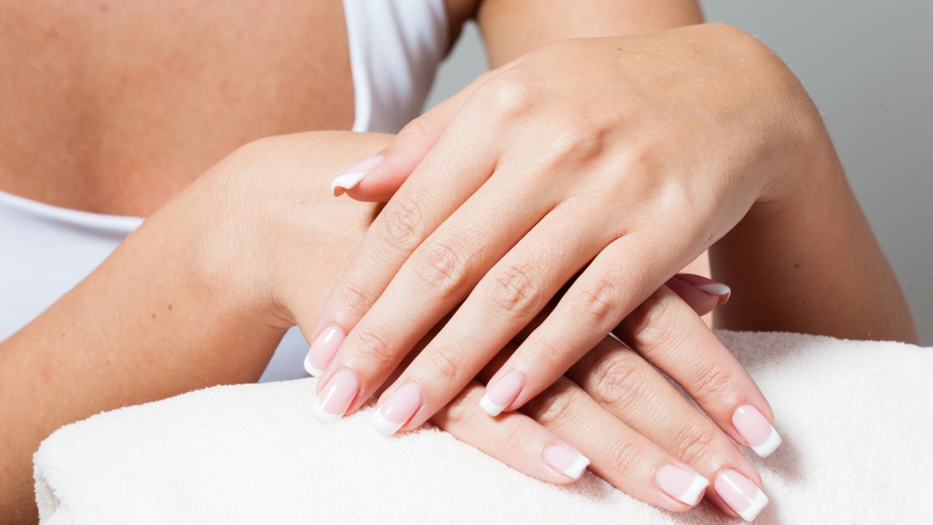 La constancia en el uso de protector solar evita que el dorso de las manos muestre signos prematuros de envejecimiento.