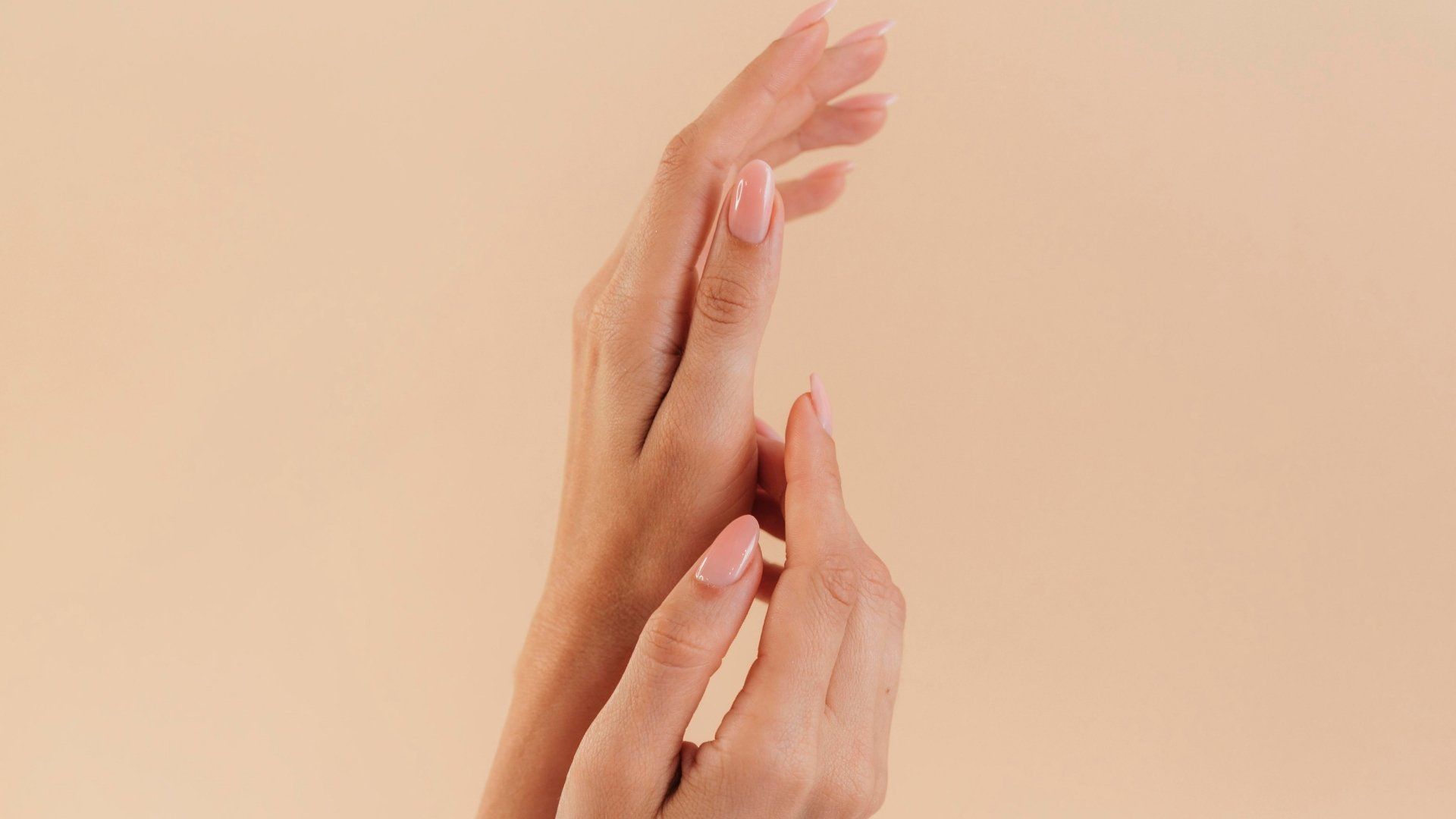 La renovación celular también ocurre en las manos: una exfoliación suave ayuda a recuperar luminosidad.