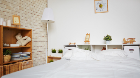 Ambiente ordenado y sin tecnología que favorece el descanso nocturno y la energía del dormitorio.