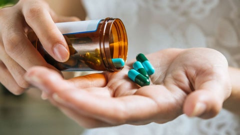 La experta definió los antimicrobianos como “cualquier sustancia que pueda inhibir o matar microorganismos”, entre los que mencionó hongos, virus, bacterias y parásitos.