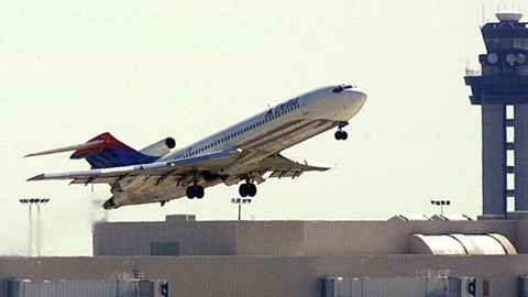 De acuerdo con el aviso publicado en el Registro Federal, los pasajeros sin REAL ID podrían pagar la tarifa para acceder a un quiosco biométrico.