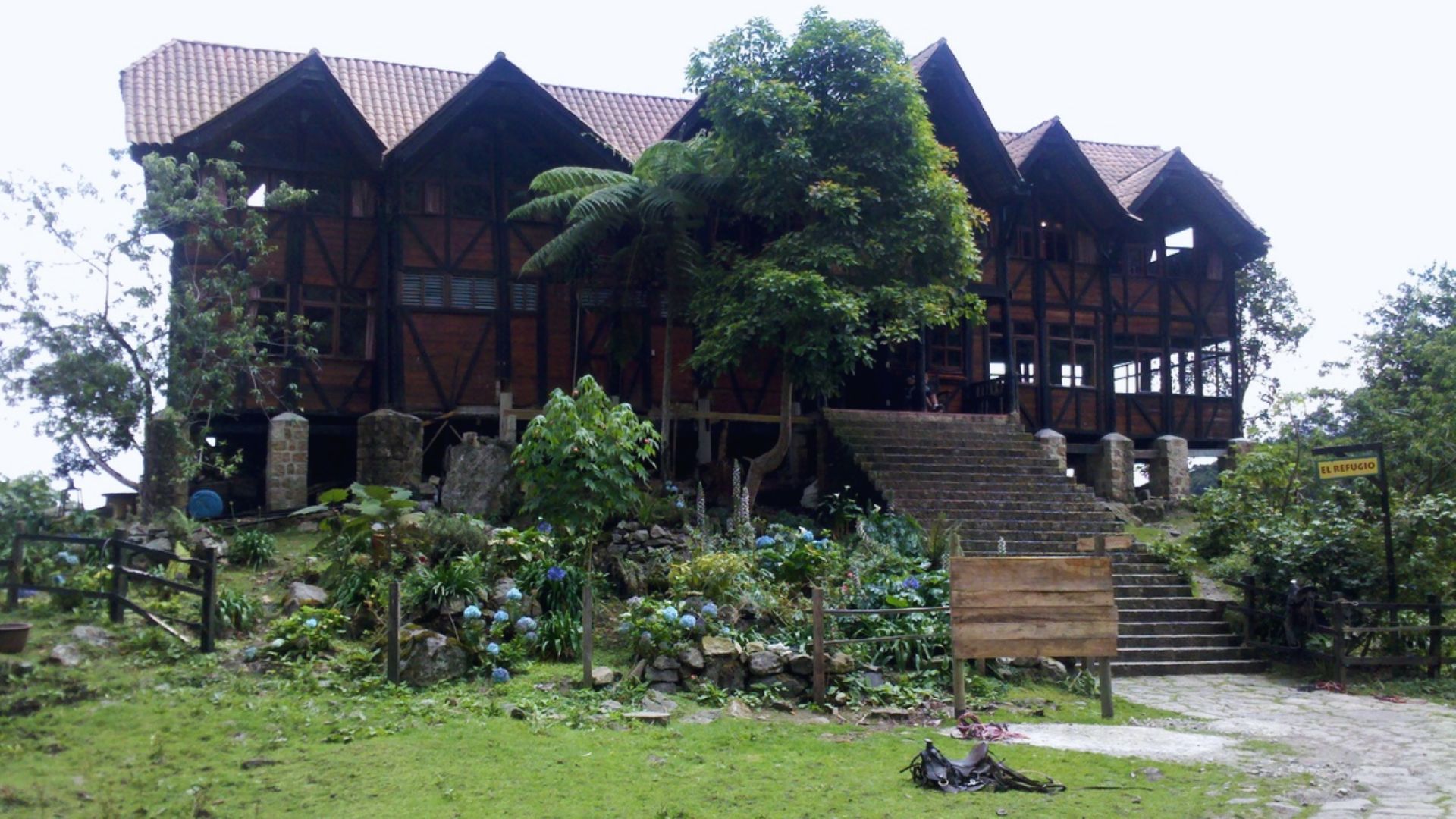 Una de las experiencias más llamativas son los Nidos, pequeñas casas en los árboles. 