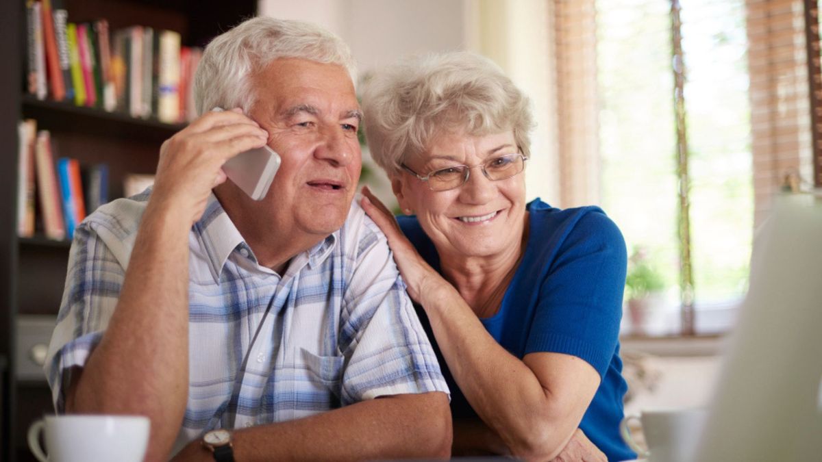 El valor es exactamente el monto que recibe el pensionado cada mes, sin descuentos. El hecho de pensionarse en noviembre no afecta este derecho.