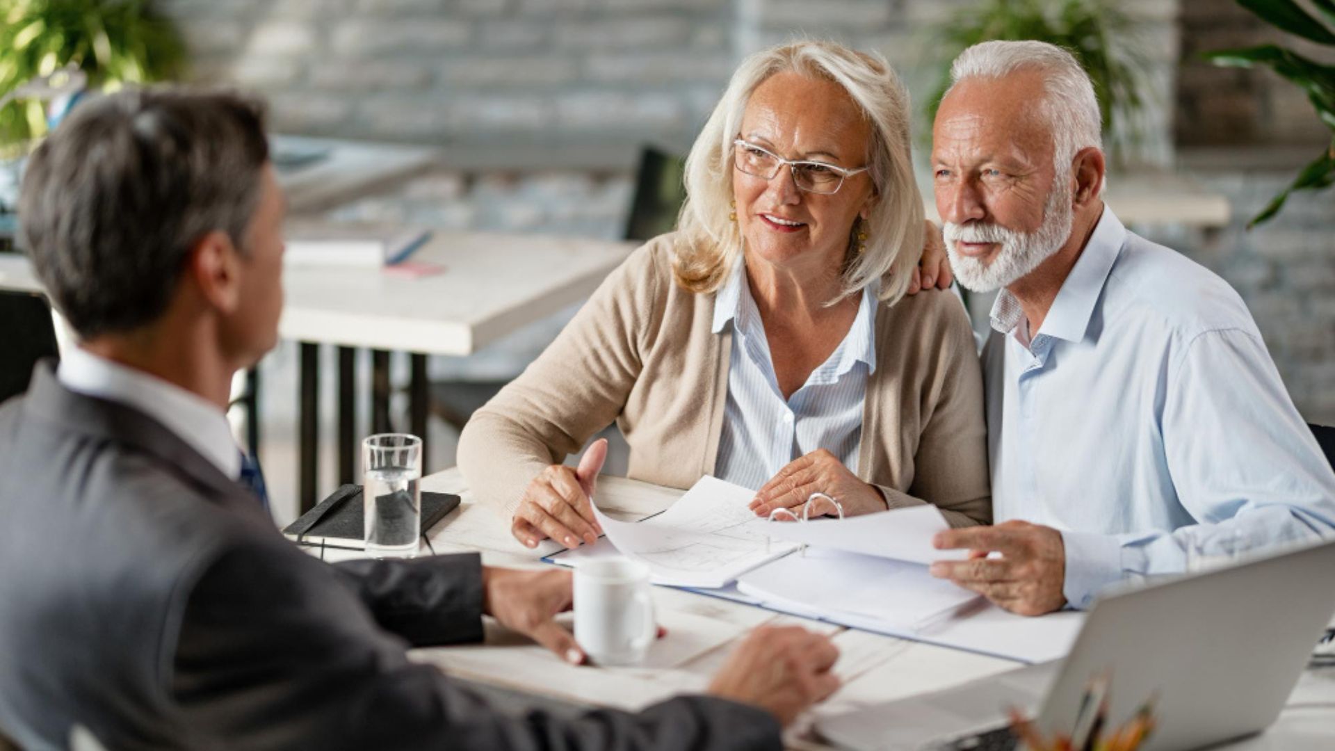 Muchos cotizantes no logran cumplir los requisitos de edad o semanas, lo que los lleva a depender de otros ingresos en la etapa de retiro. 