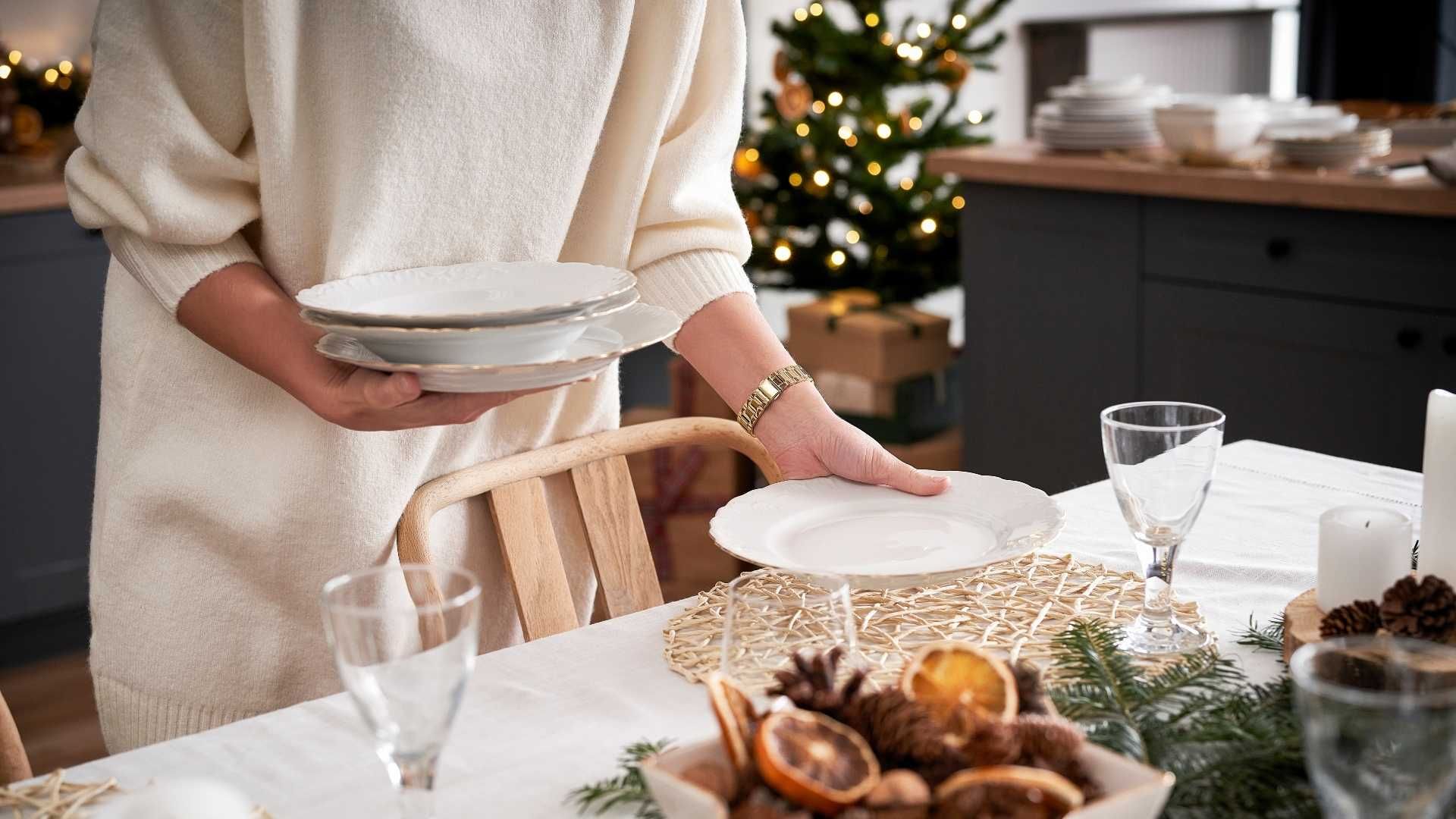 Tonos beige y blanco roto marcan la nueva estética de la mesa navideña en 2025.