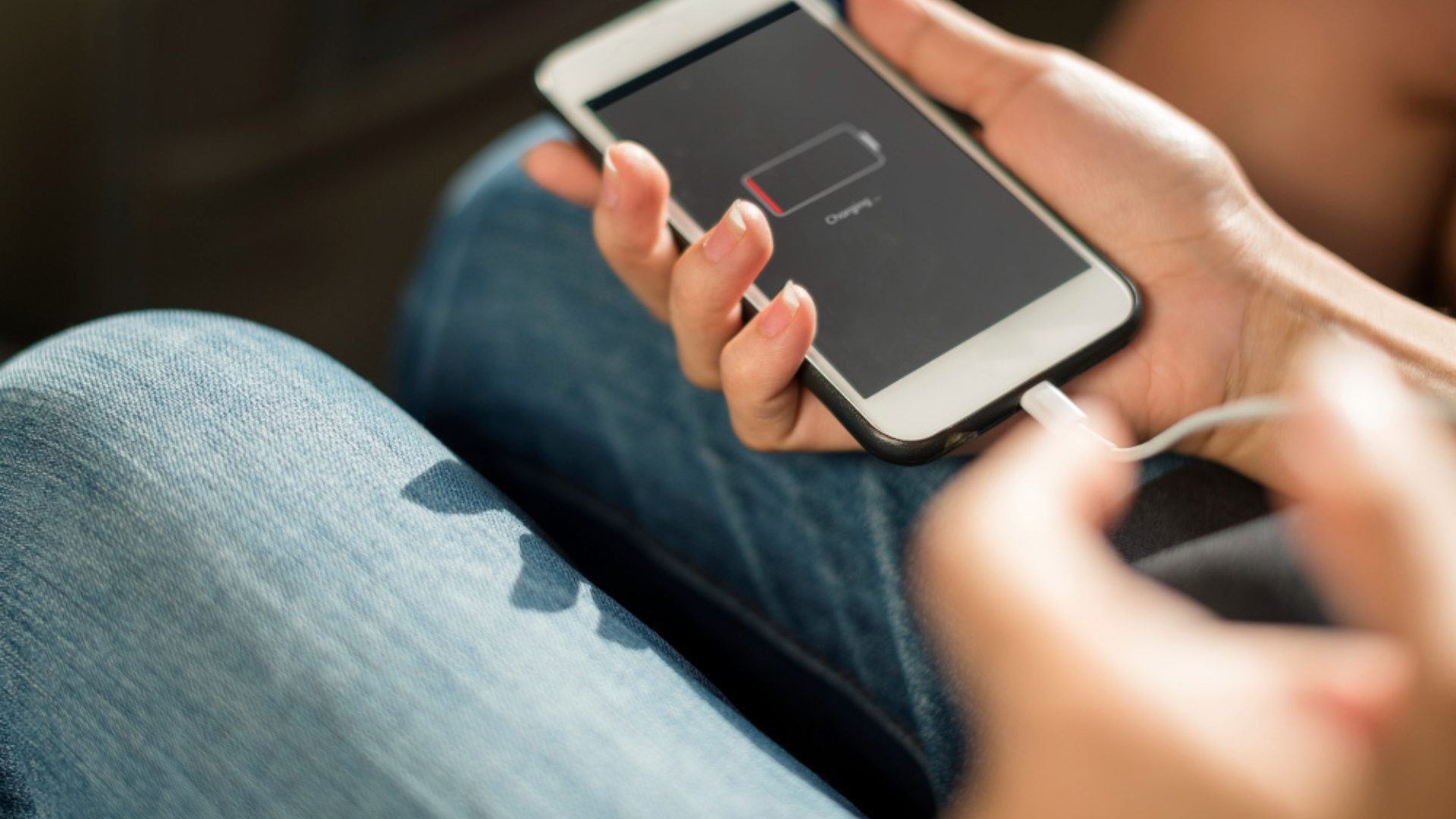 El brillo alto y el calor afectan el desempeño diario de la batería.