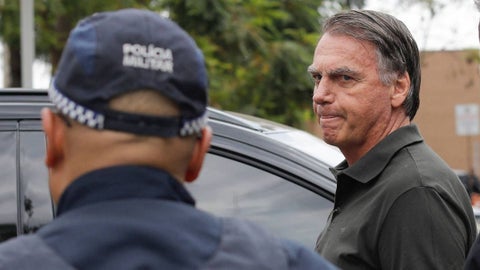 Agentes federales trasladan a Jair Bolsonaro tras la detección de la ruptura de su tobillera electrónica.
