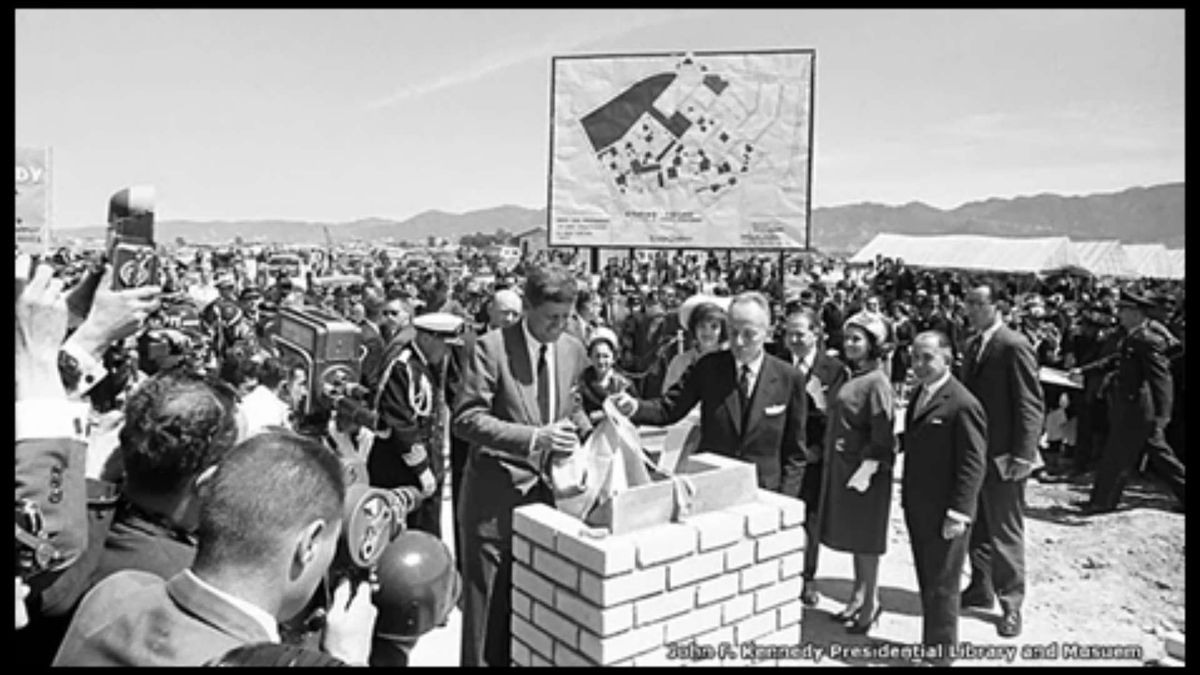 John F. Kennedy durante su discurso en el Palacio de San Carlos en Bogotá, 1961. Archivo Señal Memoria.