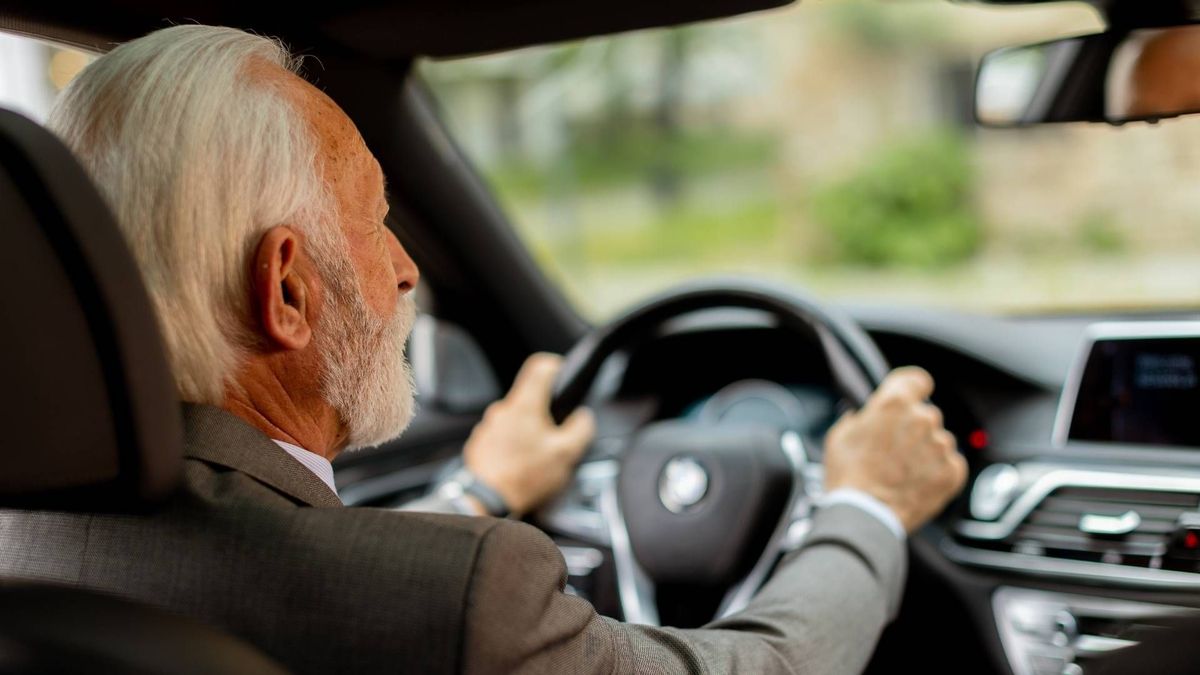 Miles de conductores en Colombia enfrentan cambios en el trámite de renovación de su licencia a partir de los 65 años.