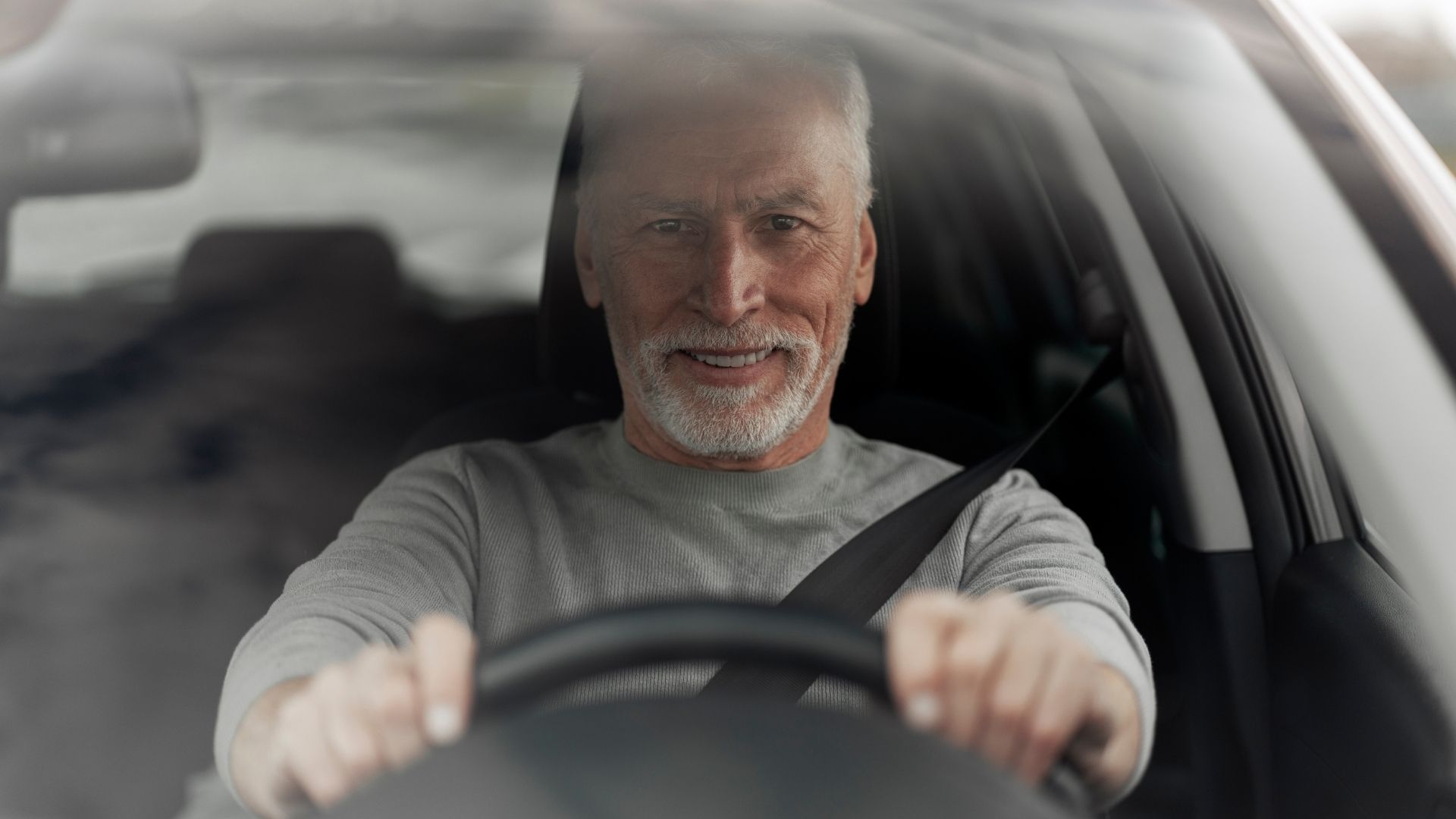 La gestión de la licencia de conducción a partir de los 65 años exige seguir el procedimiento establecido por el Ministerio de Transporte.