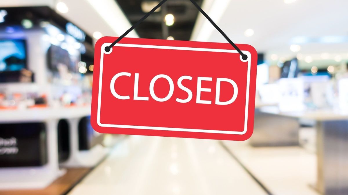 Clientes visitan la sala de exhibición durante la liquidación de Tracy's Appliances.