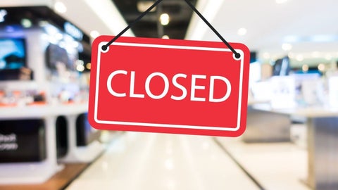 Clientes visitan la sala de exhibición durante la liquidación de Tracy's Appliances.