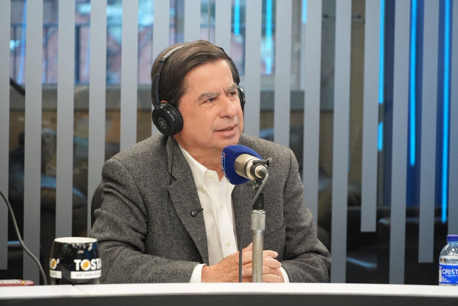 El precandidato es líder de un partido político.