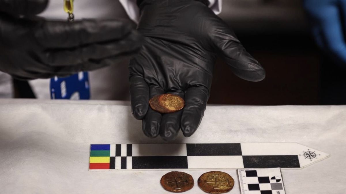 Una de las piezas de porcelana presenta un sello que permite profundizar en su origen y en preguntas clave, como por qué cargamentos asiáticos viajaban en una nave que partía de América hacia Europa.