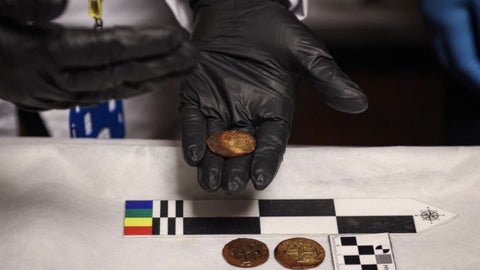 Una de las piezas de porcelana presenta un sello que permite profundizar en su origen y en preguntas clave, como por qué cargamentos asiáticos viajaban en una nave que partía de América hacia Europa.