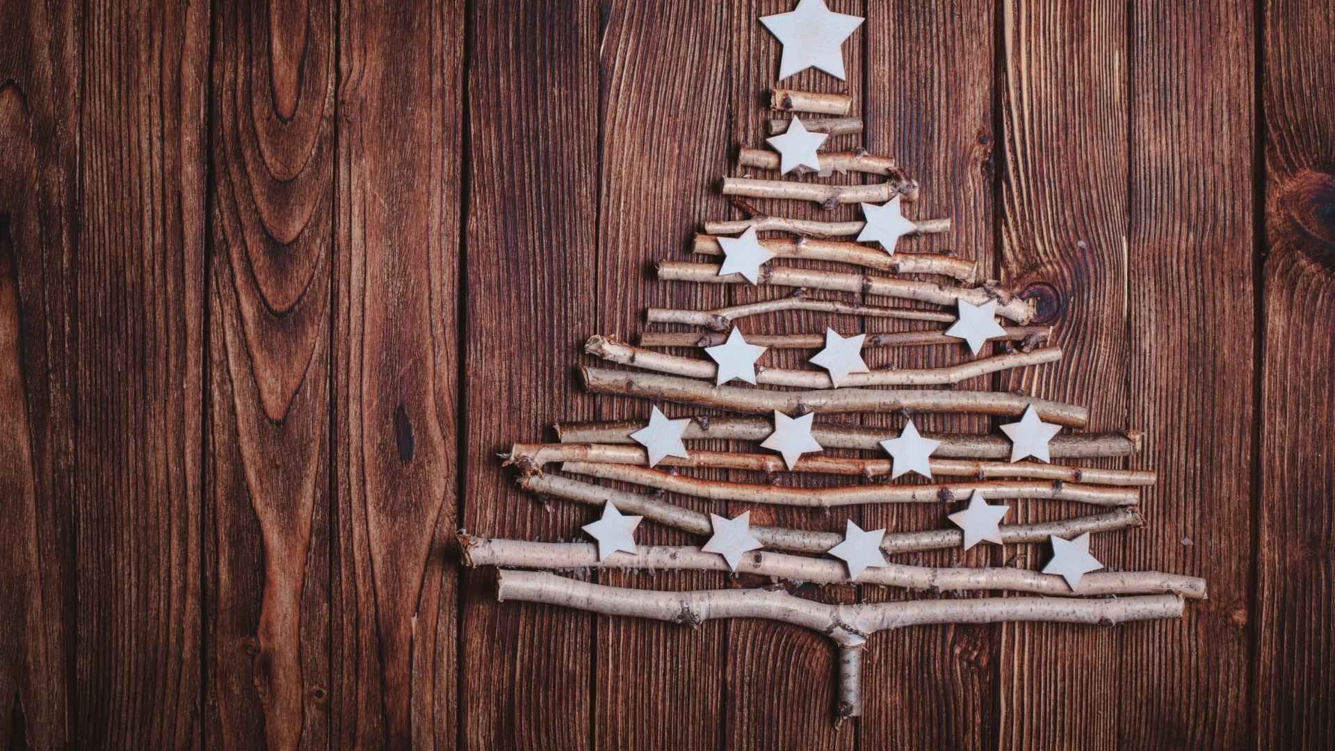 Estructura de madera instalada en la pared como alternativa minimalista para diciembre.