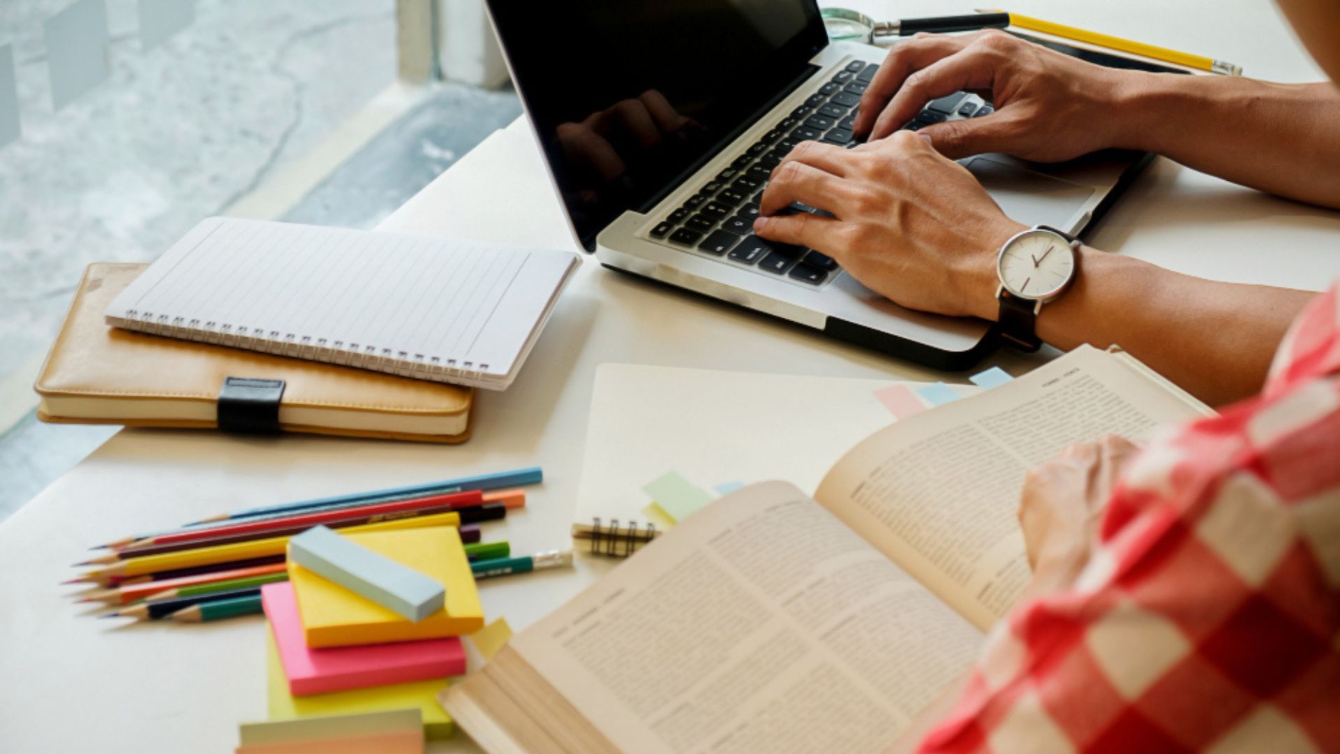 Para los programas de Educación para el Trabajo y el Desarrollo Humano (ETDH), el estudiante debe estar admitido en un programa registrado en el SIET.