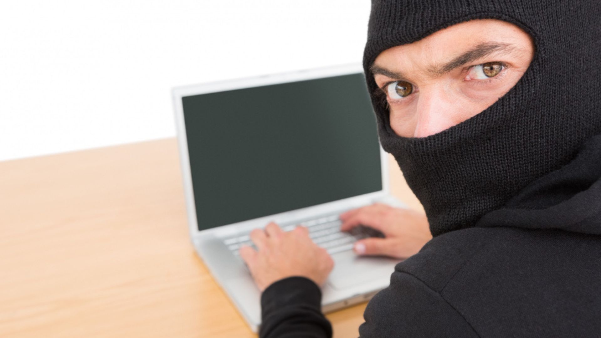 El evento fraudulento aparece como recordatorio en Google Calendar.