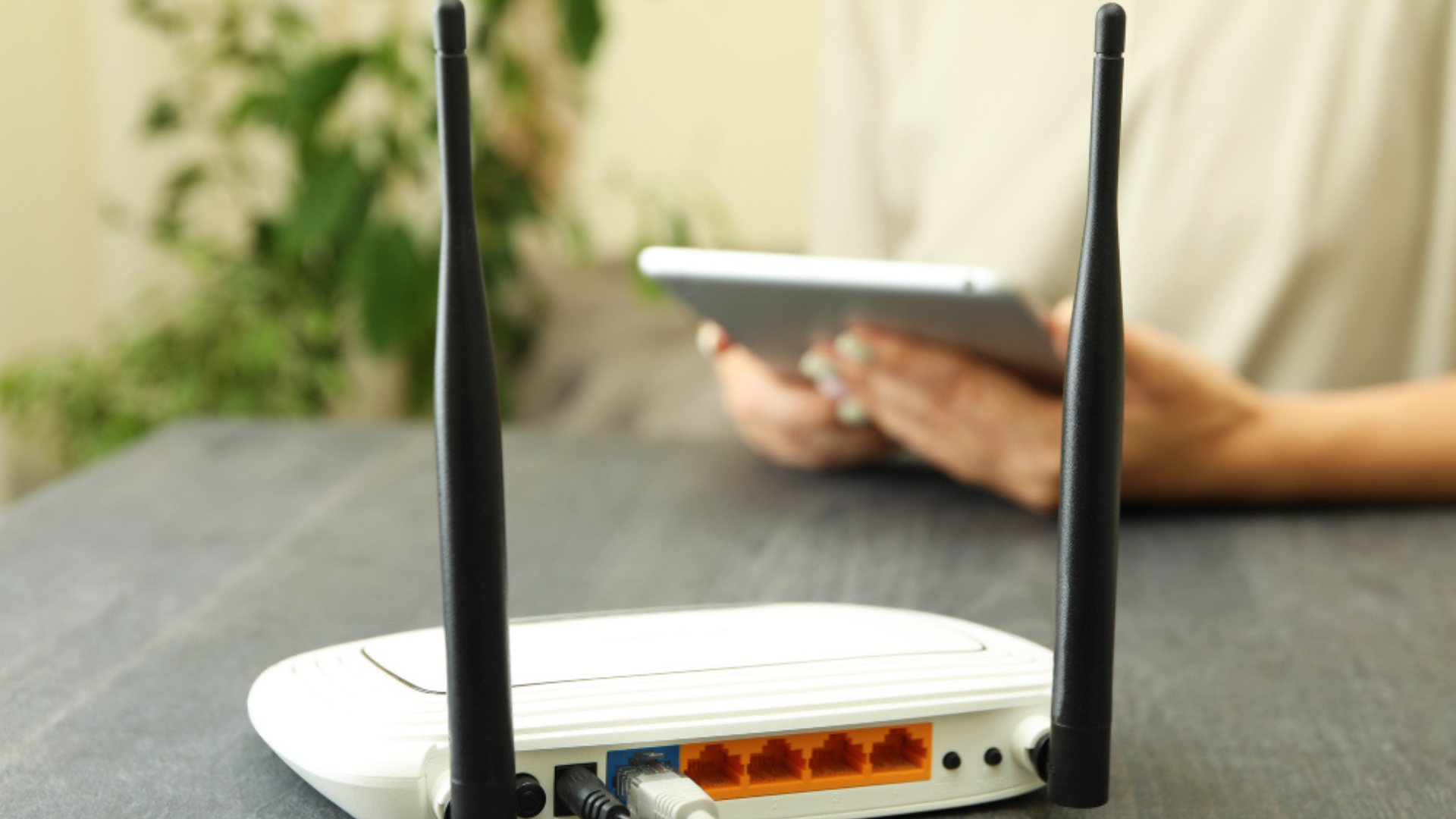 Proteger la red con contraseña evita que terceros afecten el rendimiento.