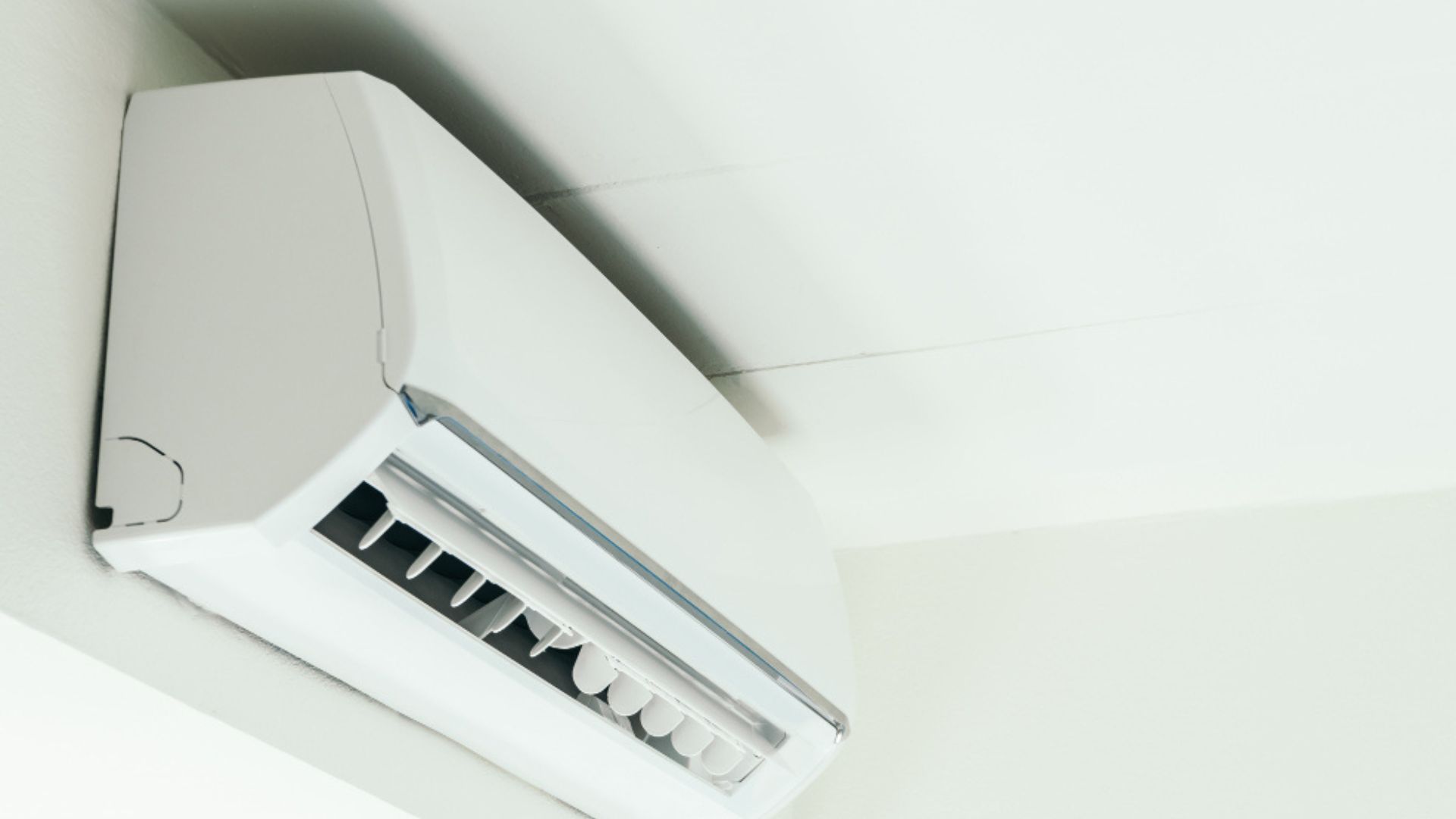 Apagar y encender repetidamente también afecta el ahorro de dinero, ya que obliga al sistema a utilizar más energía en cada reinicio.