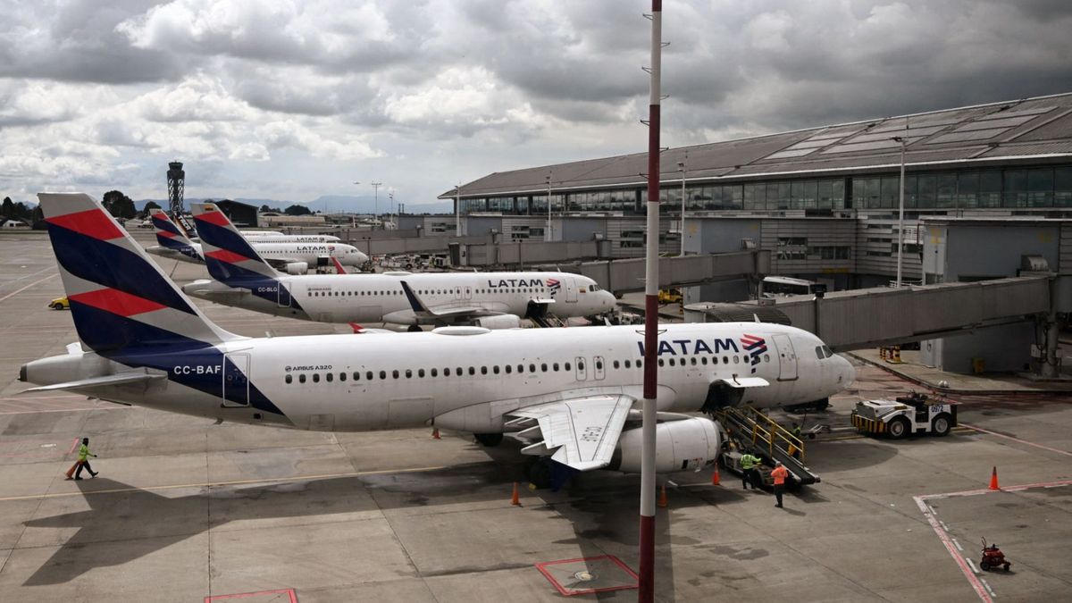 En Colombia, esta alerta ya ha afectado a más de 1.500 viajeros, según cifras de la Aeronáutica Civil.