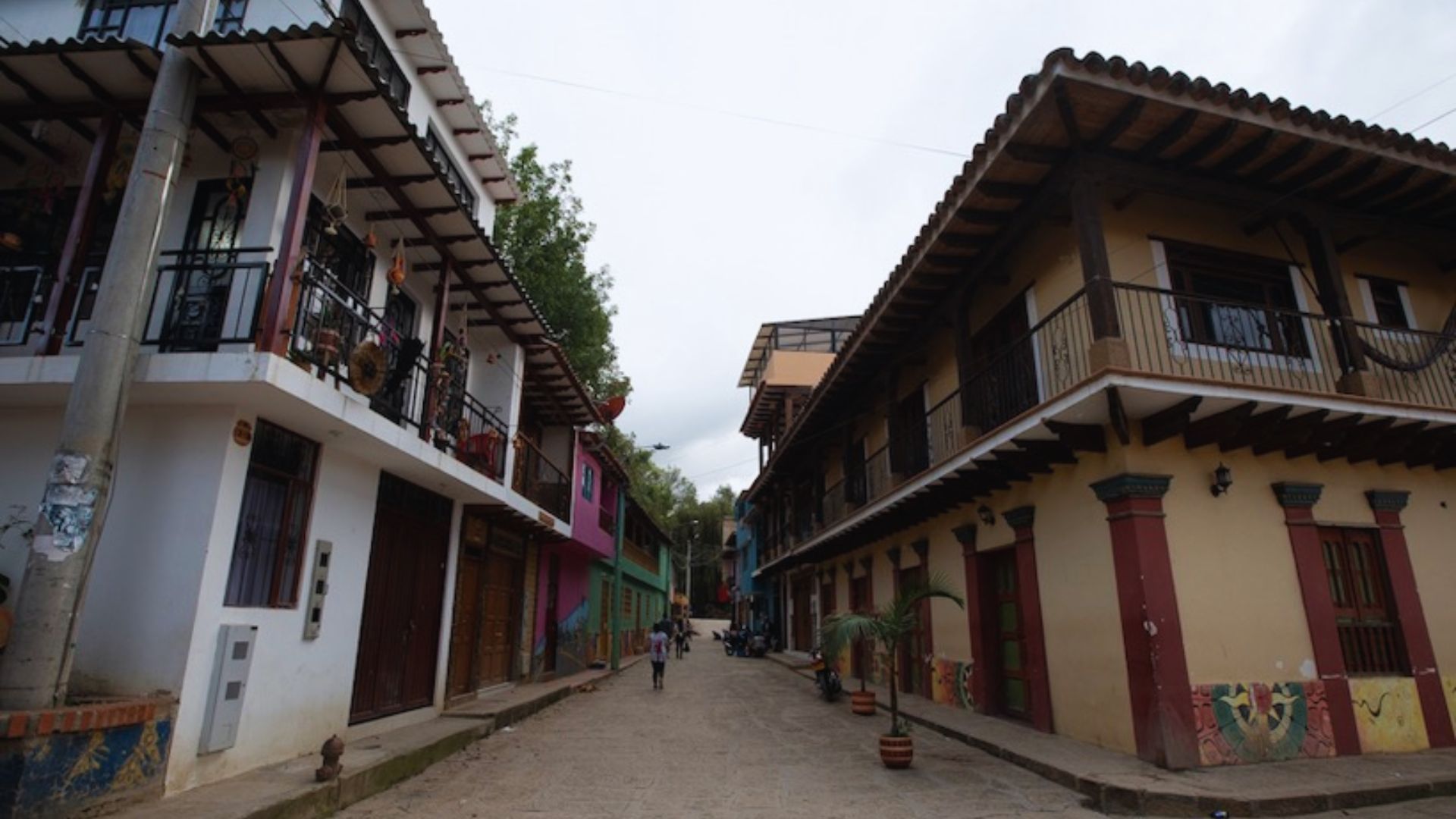 Para llegar desde Bogotá, hay que recorrer cerca de 145 kilómetros, lo que es aproximadamente tres horas de camino.