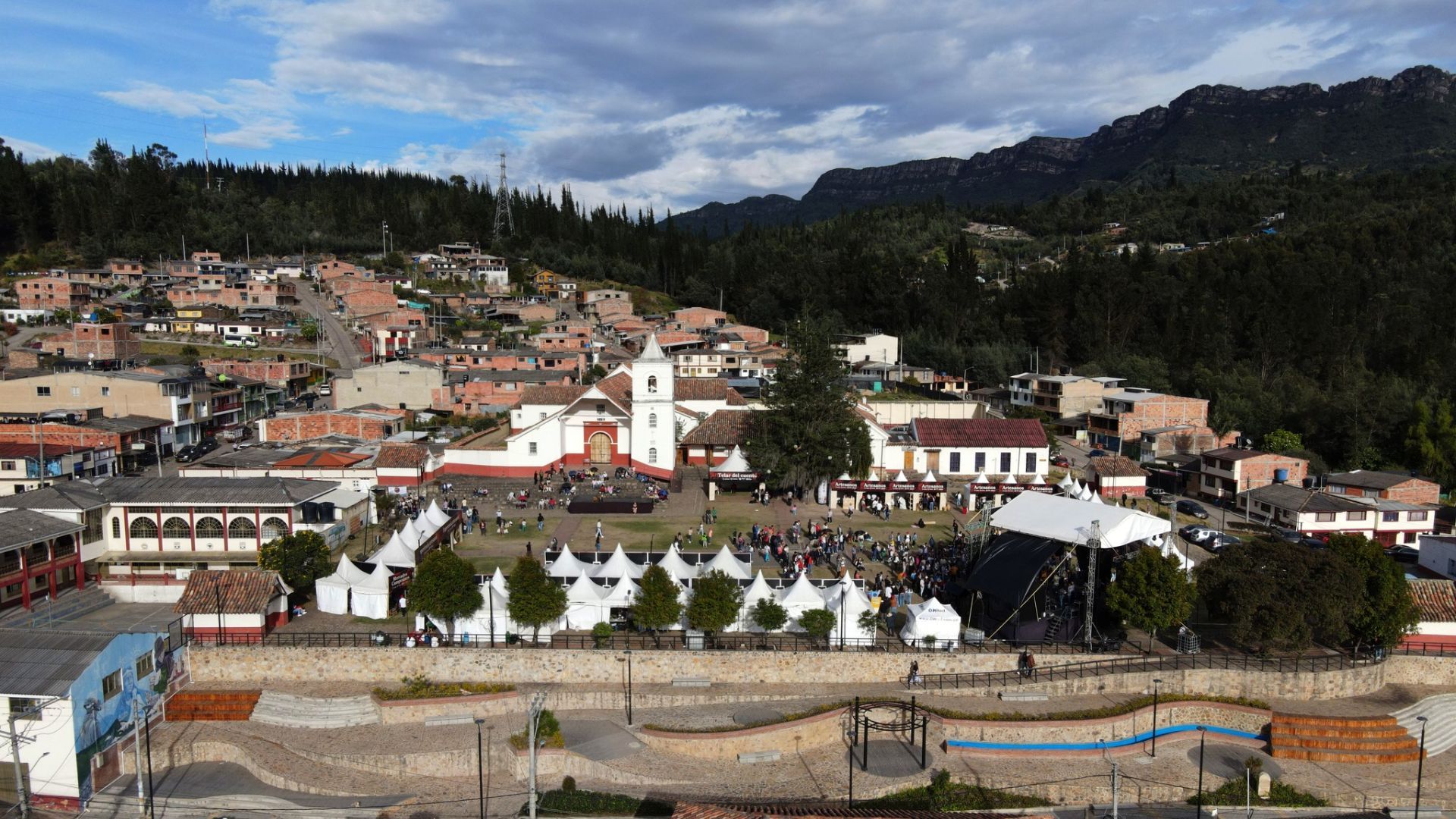 En Sutatausa, el alumbrado suele comenzar la segunda semana de diciembre, se pondrán luces en el parque principal y en zonas donde se realizan caminatas cortas. 