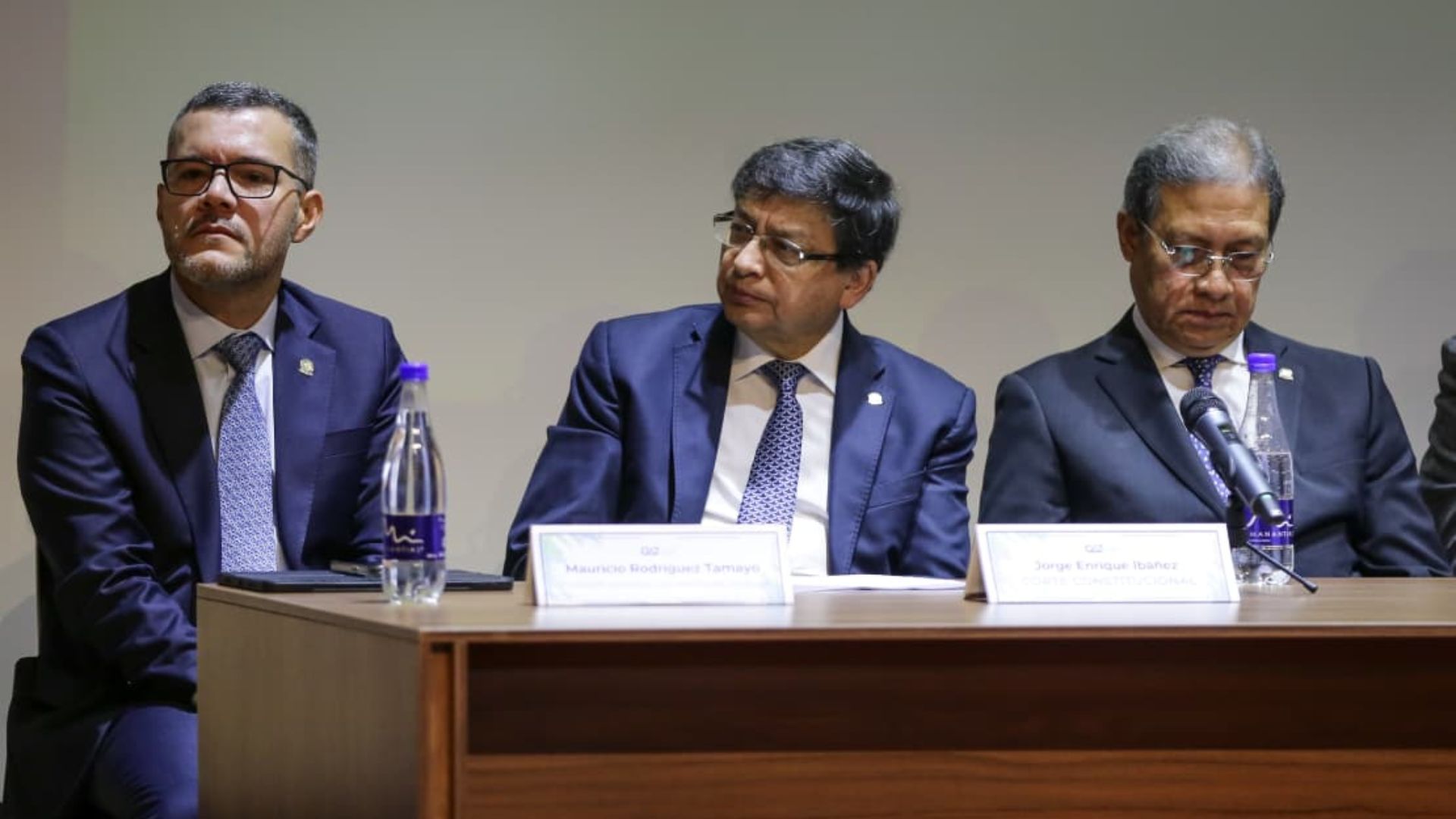 Mauricio Rodríguez, presidente de la Comisión Nacional de Disciplina Judicial; Jorge Enrique Ibáñez, presidente de la Corte Constitucional, y Luis Alberto Álvarez, presidente del Consejo de Estado, en la Gran Cumbre de la Justicia de 2025.