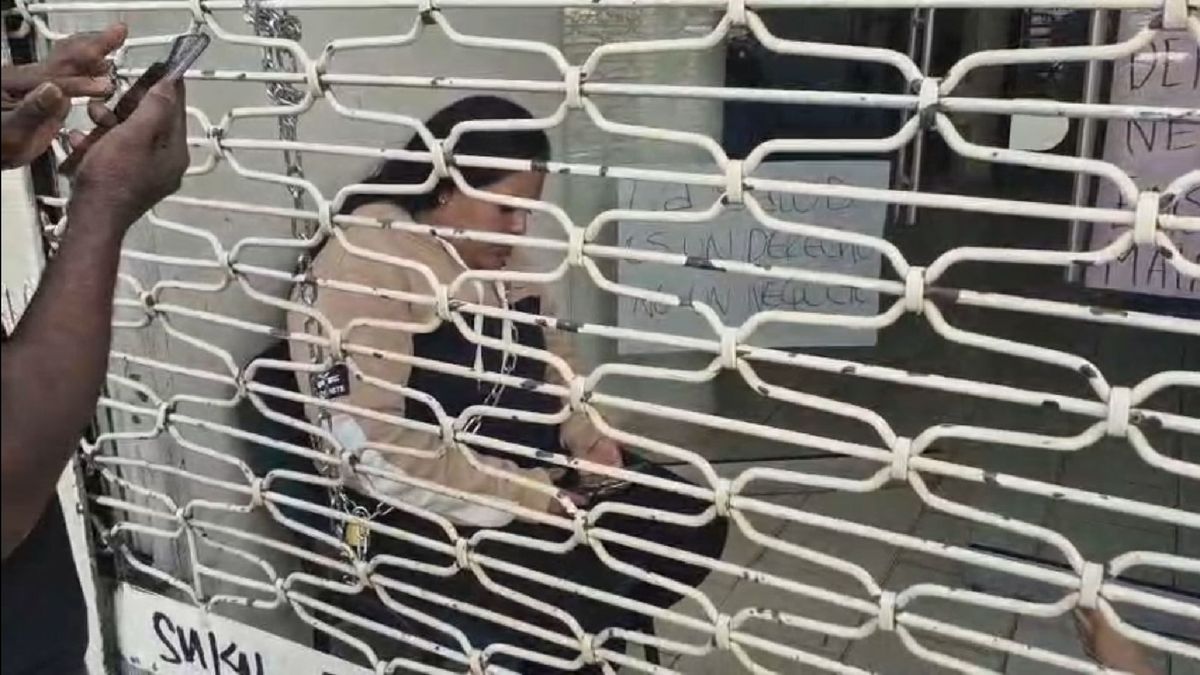 Madres se encadenan en Emssanar de Cali por falta de atención a sus hijos