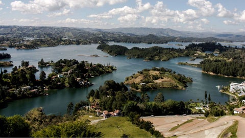 Embalse de Guatapé, desde el cerro del Peñol, ubicado en el departamento de Antioquia.
