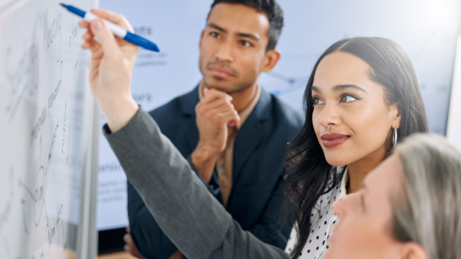 Calendario del proceso del SENA, con revisión de hojas de vida, nuevas necesidades y contratación hasta enero de 2026.