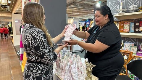 En la imagen Laura, una de las exponentes, quien produce artesanías en yeso.