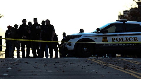 Antes de que se revelara su identidad, el atacante fue descrito como un “pistolero solitario” por la alcaldesa de Washington, Muriel Bowser.