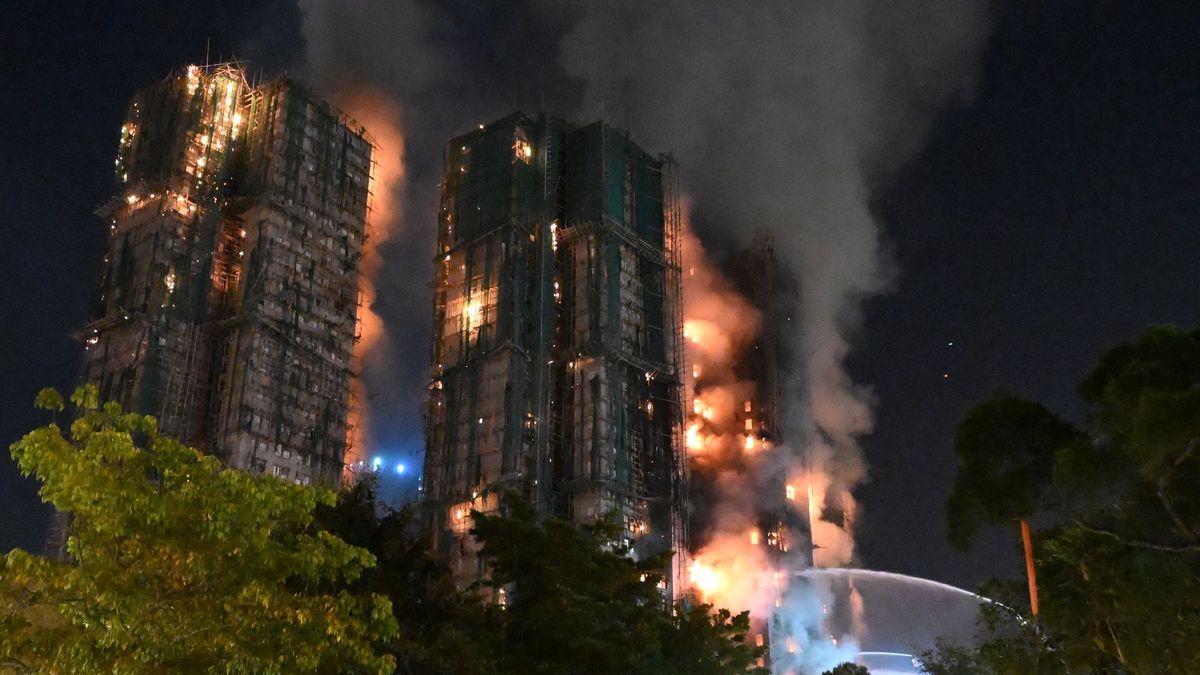 Incendio en un complejo de apartamentos de Hong Kong