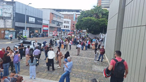 Un colectivo identificado como la 'Minga Cali' se ha tomado los ingresos y salidas de la Gobernación del Valle en señal de protesta por el acceso a la tierra.