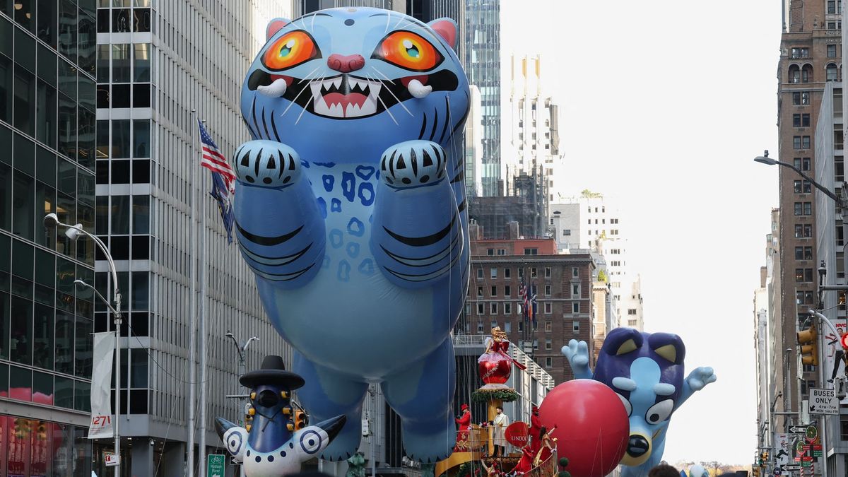 Bluey este año fue incluido en los globos de helio del desfile, como parte de su promoción de la Bluey: The Movie, que se estrenará en 2027.