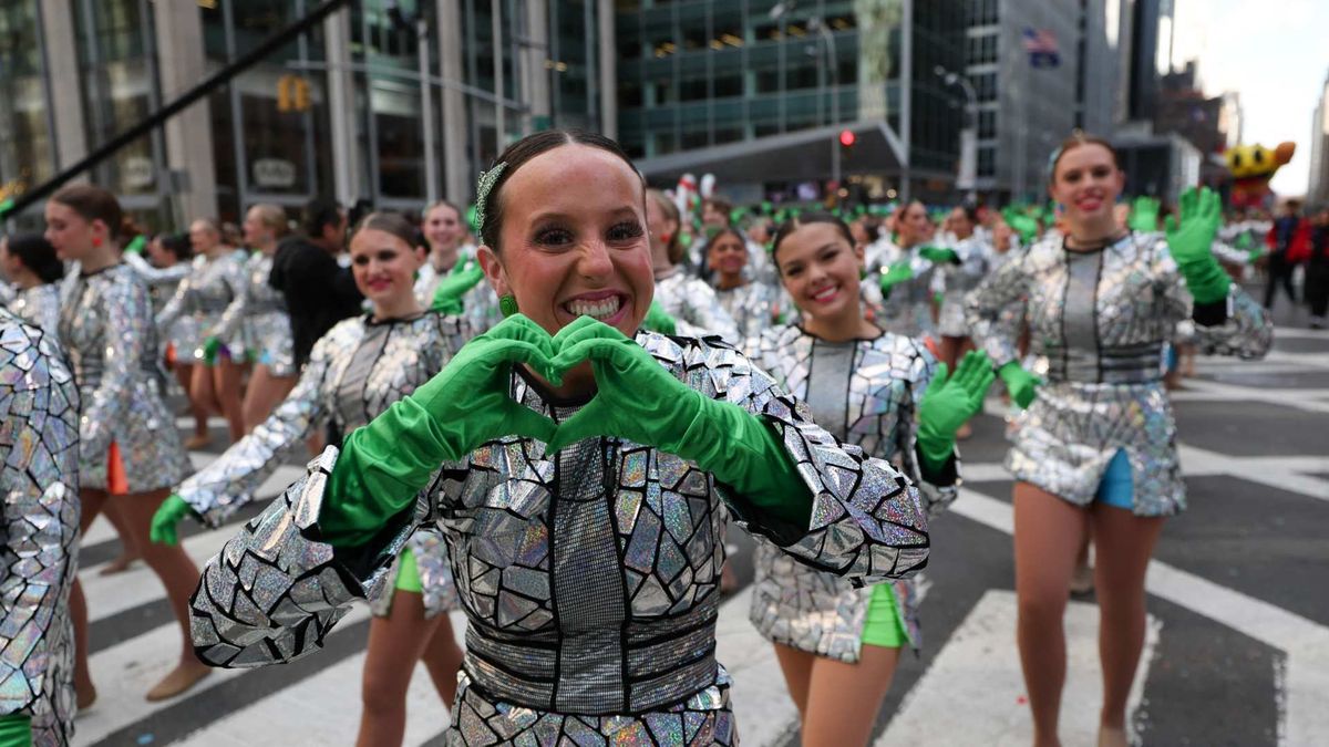 El evento contó con bandas musicales, animadores y artistas que dieron vida a una de las celebraciones más esperadas del año en Estados Unidos.