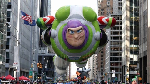 Buzz Lightyear también desfiló por Nueva York, atrayendo una vez más a los amantes de las franquicia de Toy Story.