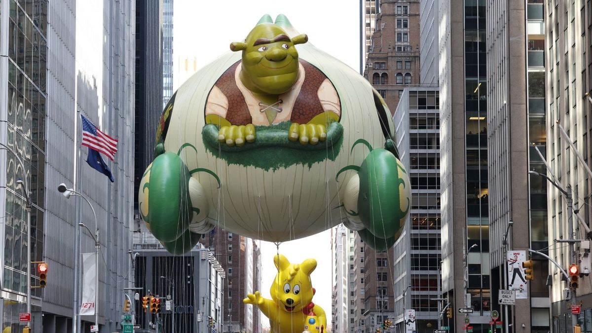 Por primera vez, el globo de Shrek apareció en el desfile. La carroza incluía ocho personajes de la franquicia, uno de los elementos más fotografiados del desfile.