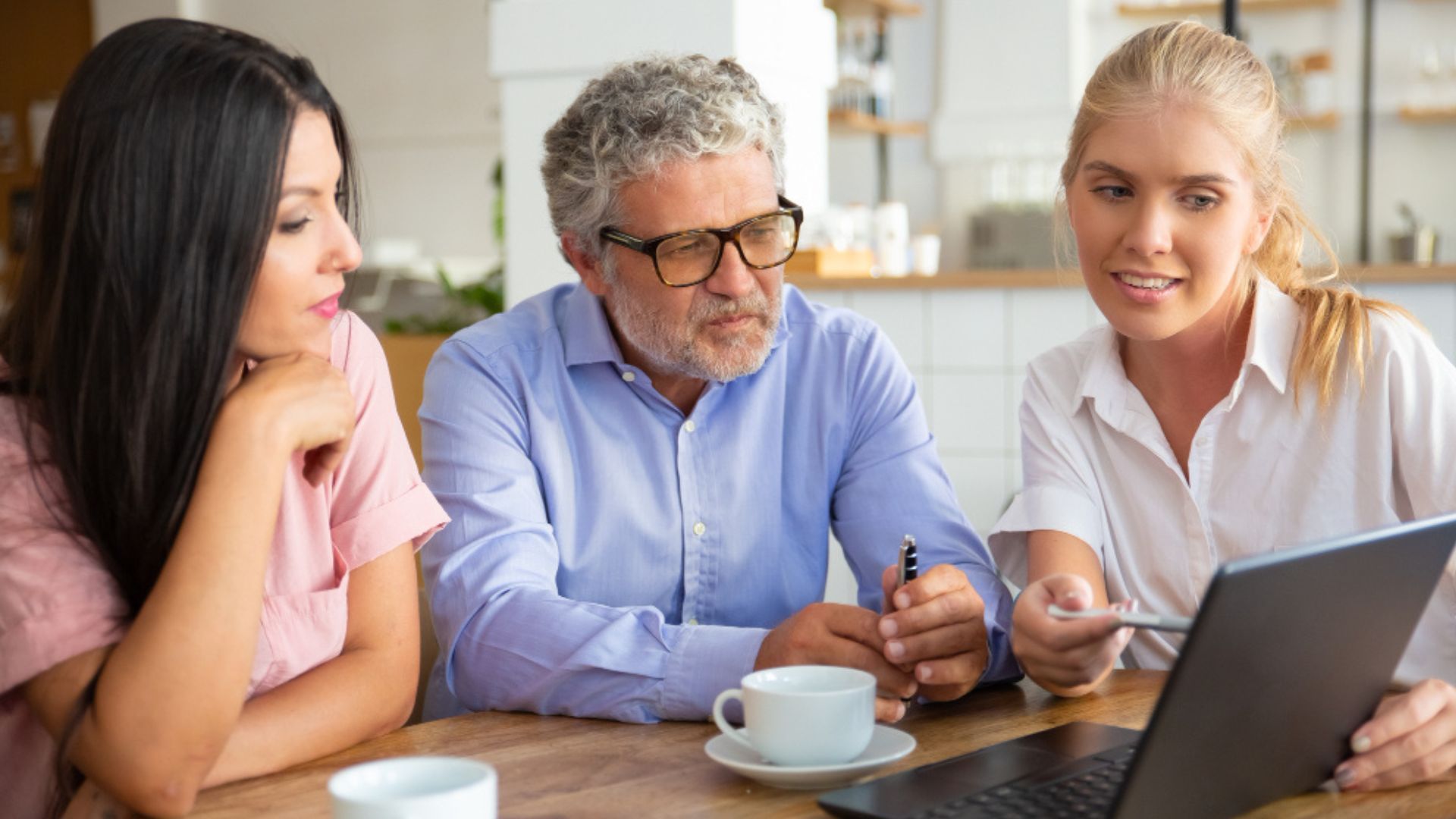 Si el IPC se mantiene en 5,18 %, un pensionado que recibe una mesada de 3 millones de pesos podría recibir un ingreso mensual de 3.155.400 pesos. 