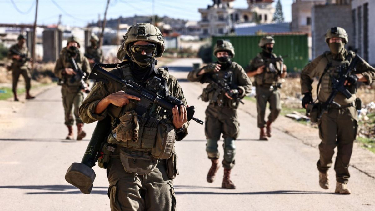 El Departamento de Investigaciones Policiales Internas inició este viernes un proceso contra el oficial que aparece en las imágenes disparando a los sospechosos.