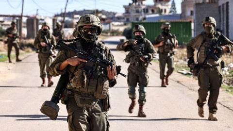 El Departamento de Investigaciones Policiales Internas inició este viernes un proceso contra el oficial que aparece en las imágenes disparando a los sospechosos.