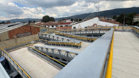 Nuevo puente peatonal de la calle 150 alcanza el 94 % de avance en su construcción