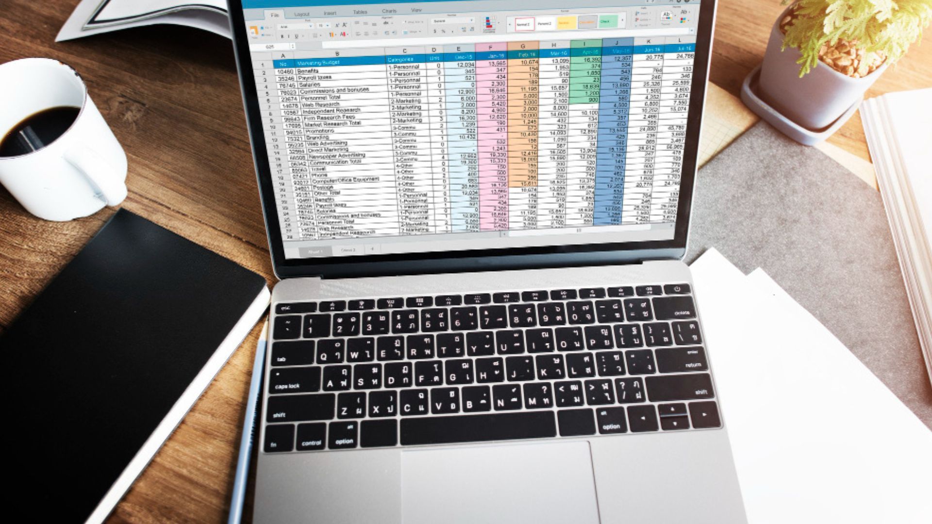 El panel lateral permite generar tablas, gráficos y análisis en segundos.
