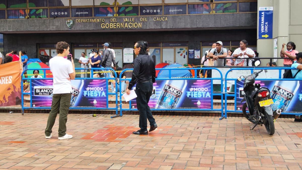 Los integrantes de la 'Minga Cali' se apostaron en las afueras de la sede de la Gobernación del Valle durante tres días.